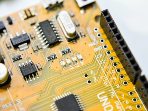 Neuralink: Können Brain-Computer-Interfaces unsere Gedanken lesen, Herr Dirnagl? Neuralink: Können Brain-Computer-Interfaces unsere Gedanken lesen, Herr Dirnagl?