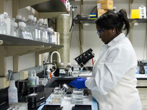 Im Steuerraum für das Hören mit Licht